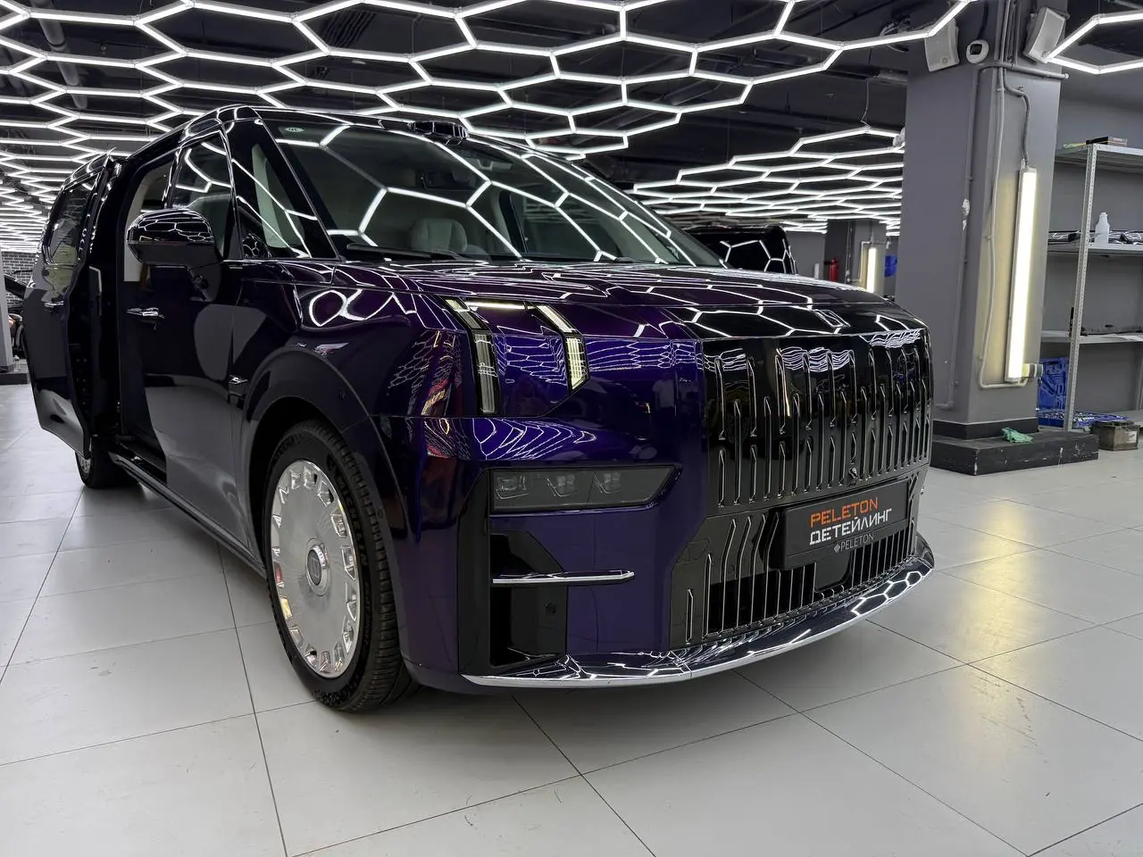 Оклейка Zeekr 009 в Metallic Midnight Purple: из черного - в глубокий пурпур